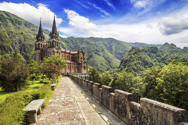 Basíclia de Nuestra Señora de Covadonga, en Asturias.